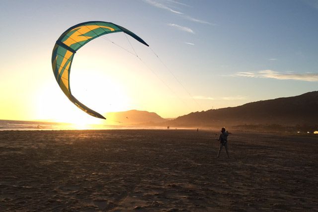 Una de las muchas cosas interesantes qu ehacer en Cádiz durante le finde es practicar kitesurf en Tarifa.