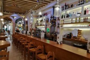 La Tapería de Columela es un bar-restaurante situado en una de las calles más emblemáticas de Cádiz. Un local donde "tapear es mucho más que comer tapas".
