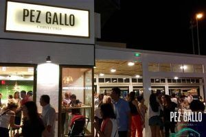 Pez Gallo, en el paseo marítimo de Cádiz, es un lugar para disfrutar de una cerveza, tapear, comer o tomar una copa en compañía de tus amigos.