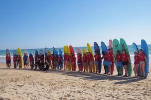 South Coast es una Escuela de surf ubicada en el Palmar (Vejer) que ofrece cursos de surf, surfcamps, alquiler de material, tienda y bungalows en la playa.