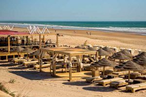 VAVÁ Playa La Barrosa es un nuevo concepto de beach club en primera línea de mar que destaca por ubicación, diseño ecológico, servicio y gastronomía.