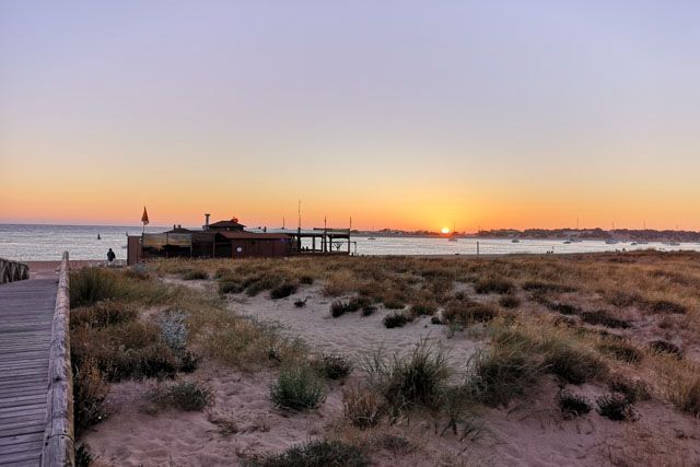 En el Chiringuito Apretaíto, en el centro de la Playa de Sancti Petri (Chiclana de la Frontera), podrás disfrutar de puestas de sol únicas