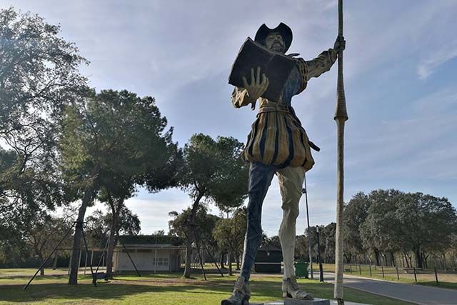 Escultura de El Quijote en el parque del alamillo